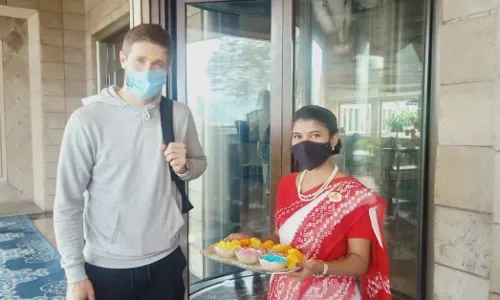 Chris Woakes being welcomed to the team hotel in Mumbai. Hes joined by Ravichandran Ashwin, Shimron Hetmyer, and Axar Patel. [Source: Delhi Capitals]