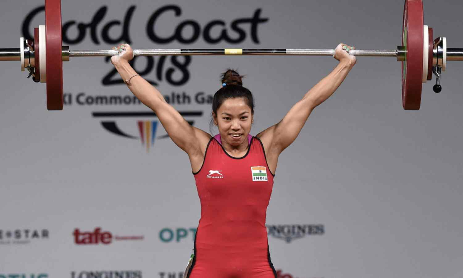 How does the scoring system work in weightlifting at the Olympics?