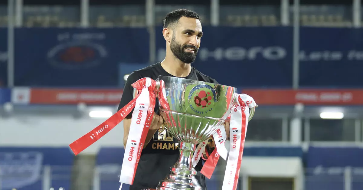   Mumbai City F.C. captain Amrinder Singh lifting the ISL trophy after the final in Goa last year. (Source: Mumbai City FC/ Facebook)