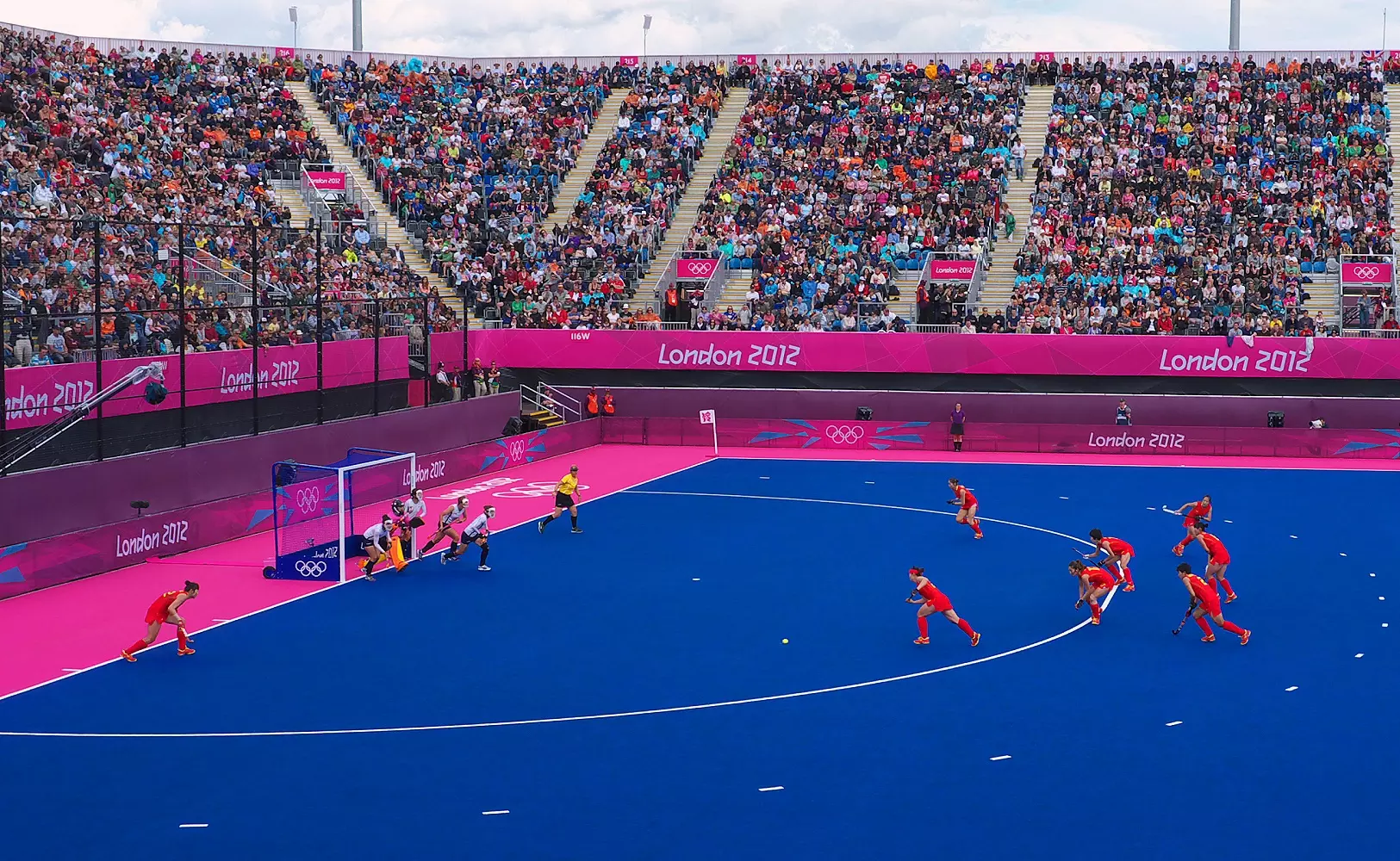 A goal from a penalty corner is only counted if the ball goes outside the striking circle and a shot is taken from inside it [Source: Wiki Commons]