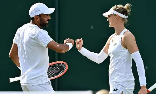Divij Sharan and Samantha Murray Sharan playing at Wimbledon