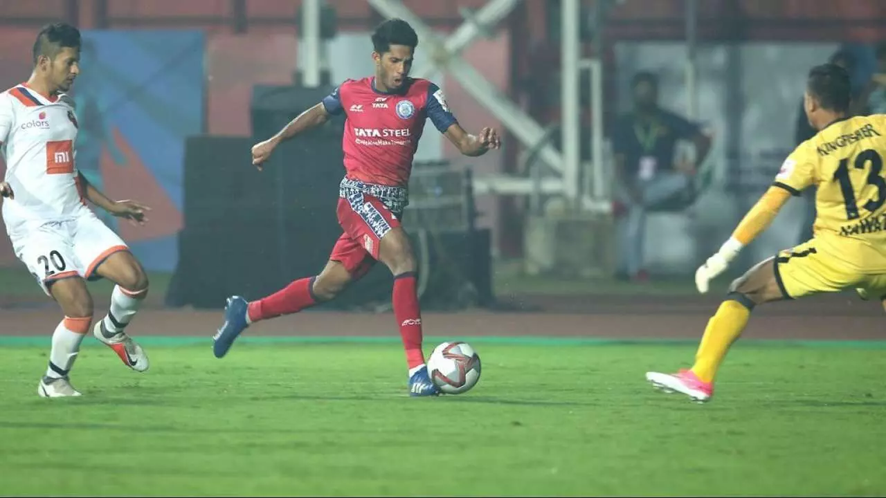 Michael Soosairaj (in red) playing for Jamshedpur FC (Source: ISL Media)