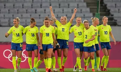 Swedens players celebrating a goal against USA