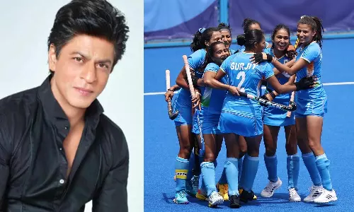 Shah Rukh Khan and Indian womens Hockey Team