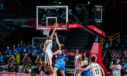 The incredible block by Nicolas Batum that sealed the game for France (Sources: FIBA Twitter)