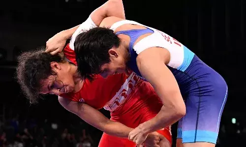 Seema Bisla in action agaisnt Sarra Hamdi in Round 16 at Tokyo Olympics.
