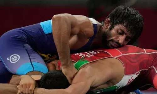 Bajrang Punia in action against Morteza Ghiasi Cheka at Tokyo Olympics
