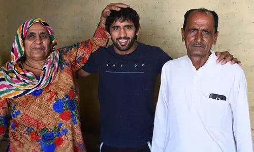 Bajrang Punia with parents (Source: Wrestling TV)
