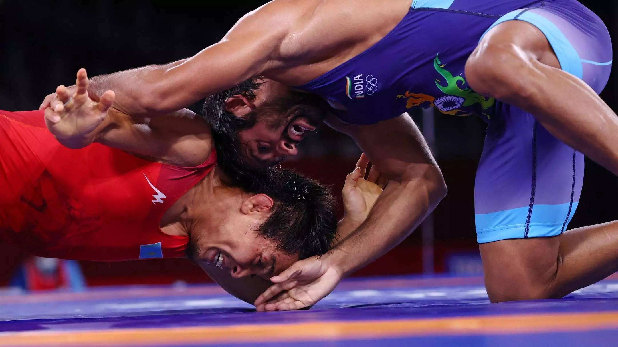 Bajrang Punia thrashing his opponent (Source: Getty Images)