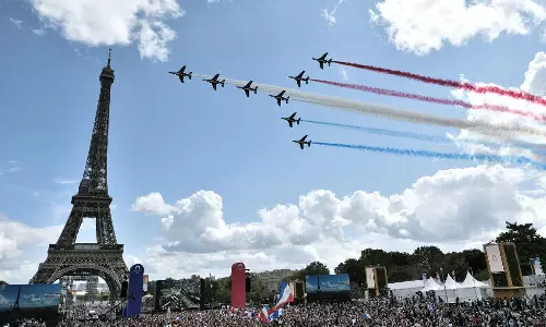 Fighter planes flying beside the Eiffel Tower Fighter planes flying beside the Eiffel Tower