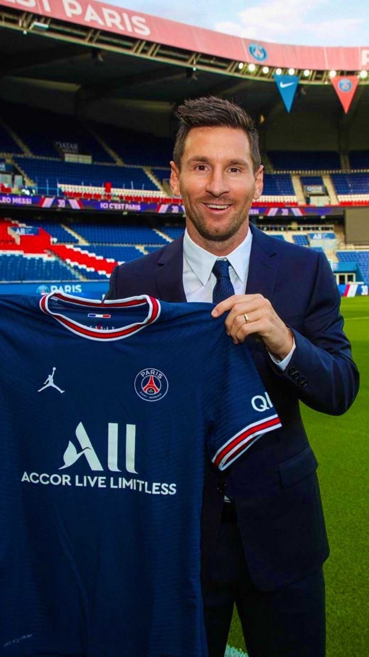 Lionel Messi signs 2-year contract with Paris Saint-Germain