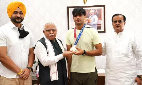 Haryana CM Manohar Lal with gold medallist Neeraj Chopra (Source: CMO Haryana/Twitter)