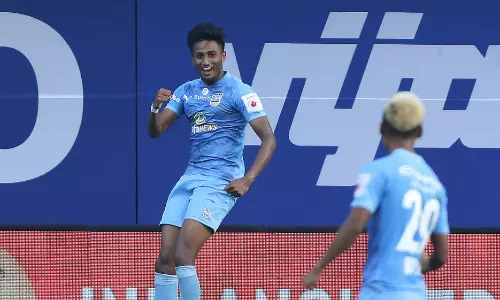 Vignesh celebrates his first ISL goal with teammate Bipin Singh (Image Source: MCFC Media)