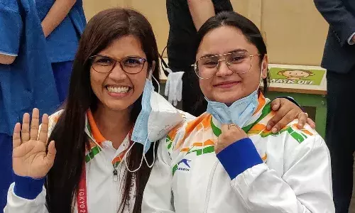 Avani Lekhara with coach Suma Shirur (Source: Suma Shirur/Twitter)