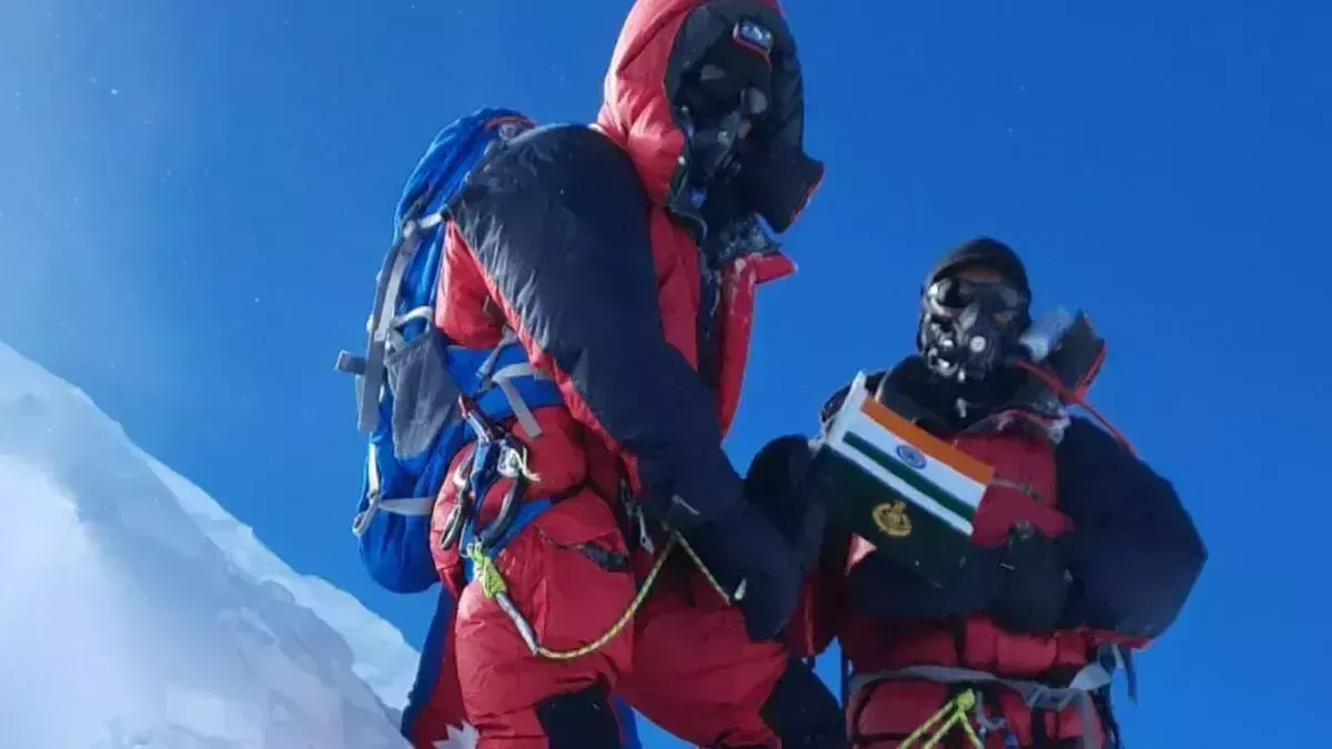 2 Indo-Tibetan Border Police personnel scale worlds 8th highest peak 2 Indo-Tibetan Border Police personnel scale worlds 8th highest peak