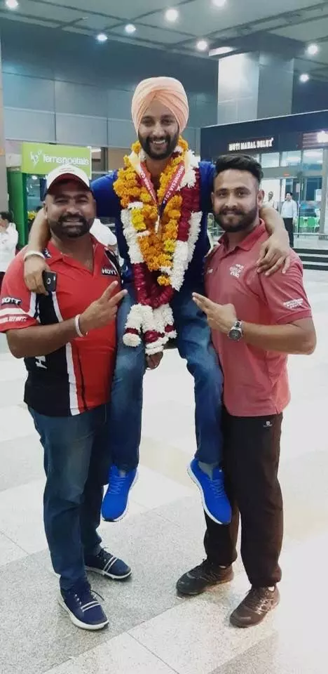 Jiwanjot Singh with Tokyo Paralympics bronze medallist Harvinder Singh
