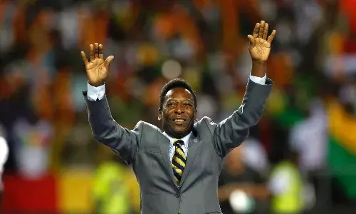 Hospitalised Pele thanks fans during fight against cancer