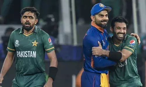 Virat Kohli hugs Mohammad Rizwan at the India vs Pakistan match at T20 World Cup 2021 (Source: Sreengrab)