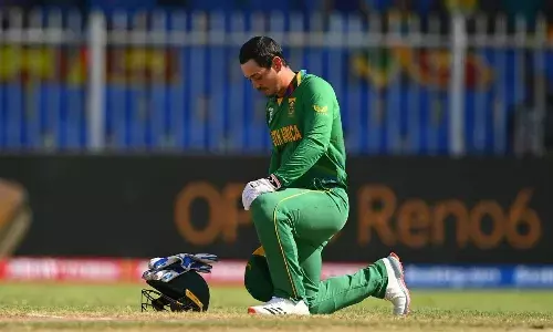 Quinton de Kock takes the knee (Source: Sportstar/Twitter)