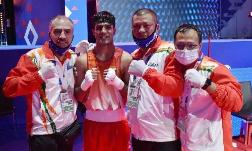 Indian mens boxing high performance director Santiago Nieva (left) with Akash Kumar (second from left) at the World Boxing Championships 2021 (Source: BFI)