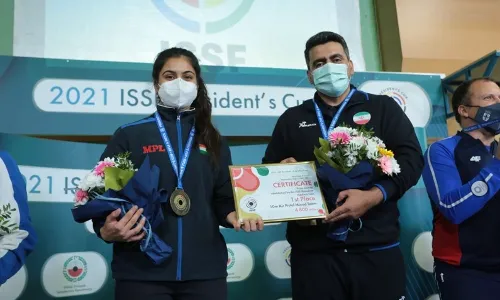 Indias Manu Bhaker and Irans Javad Foroughi with Presidents Cup medal (Source: ISSF)