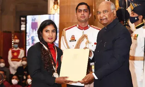 Mithali Raj receiving her Khel Ratna Award by President Ram Nath Kovind (Source: President of India/Twitter)
