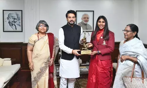 Indian fencer Bhavani Devi receiving her Arjuna Award from sports minister Anurag Thakur (Source: C A Bhavani Devi/Twitter)