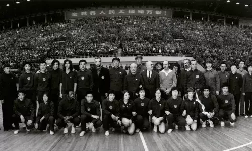 U.S. and Chinese exhibition teams pose for a photo at the exhibition, April 1971 (Source: National Museum of American Diplomacy) U.S. and Chinese exhibition teams pose for a photo at the exhibition, April 1971 (Source: National Museum of American Diplomacy)