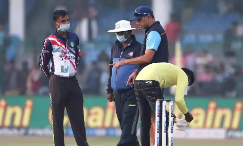 Rahul Dravid with groundstaff at Green Park (Source: Indiesports)