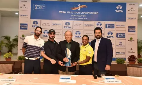 Karandeep Kochhar, Shubhankar Sharma, Sanjiv Paul, Vice President, Tata Steel and Captain, Jamshedpur Golf, SSP Chawrasia and Uttam Singh Mundy, CEO, PGTI, pose with the trophy of the Tata Steel Tour Championship 2021 (Source: PGTI/Twitter)