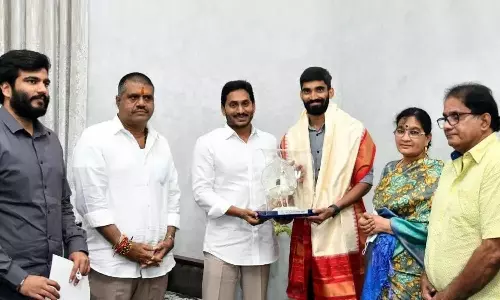 YS Jagan Mohan Reddy rewarding Kidambi Srikanth (Source: The Hans India)