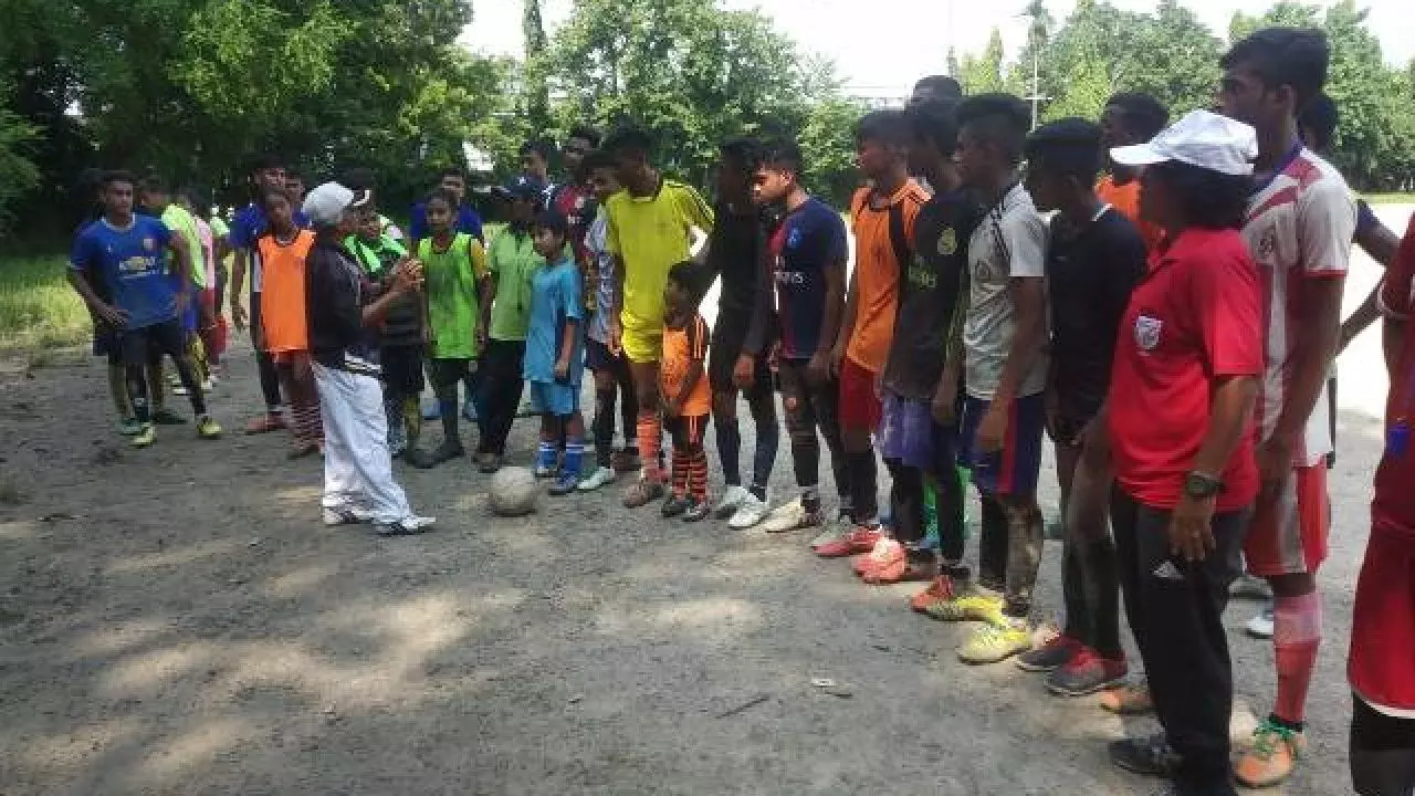 Shanti Mullick training youngsters at Rabindra Sarobhar Stadium (Source: Delhipost)
