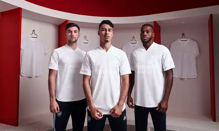 Why did Arsenal remove red from their shirts?