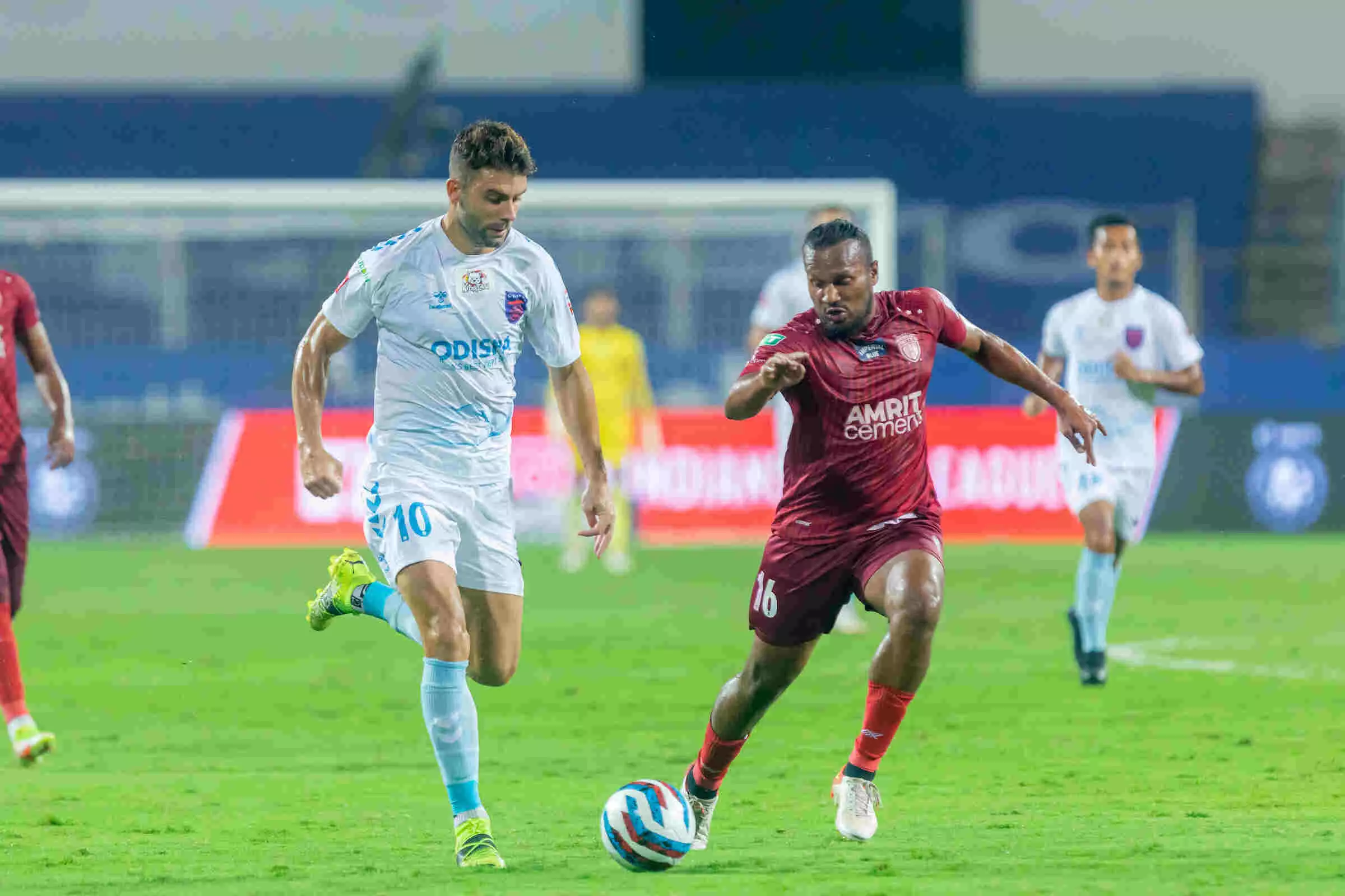 NEUFCs Mohamed Irshad  tracks OFCs Javier Hernandez at the PJN Stadium in Goa; (Image via ISL)