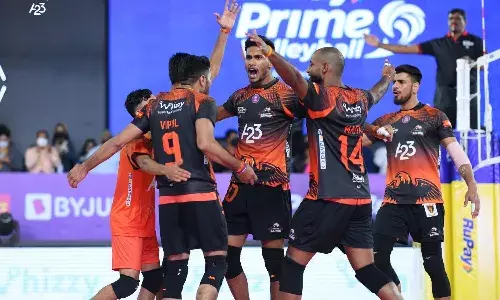 Prime Volleyball League: Ahmedabad Defenders win 4-1 against Hyderabad Black Hawks   — Updates, Blog, Score, Results