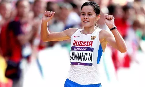 Yelena Lashmanova racewalking