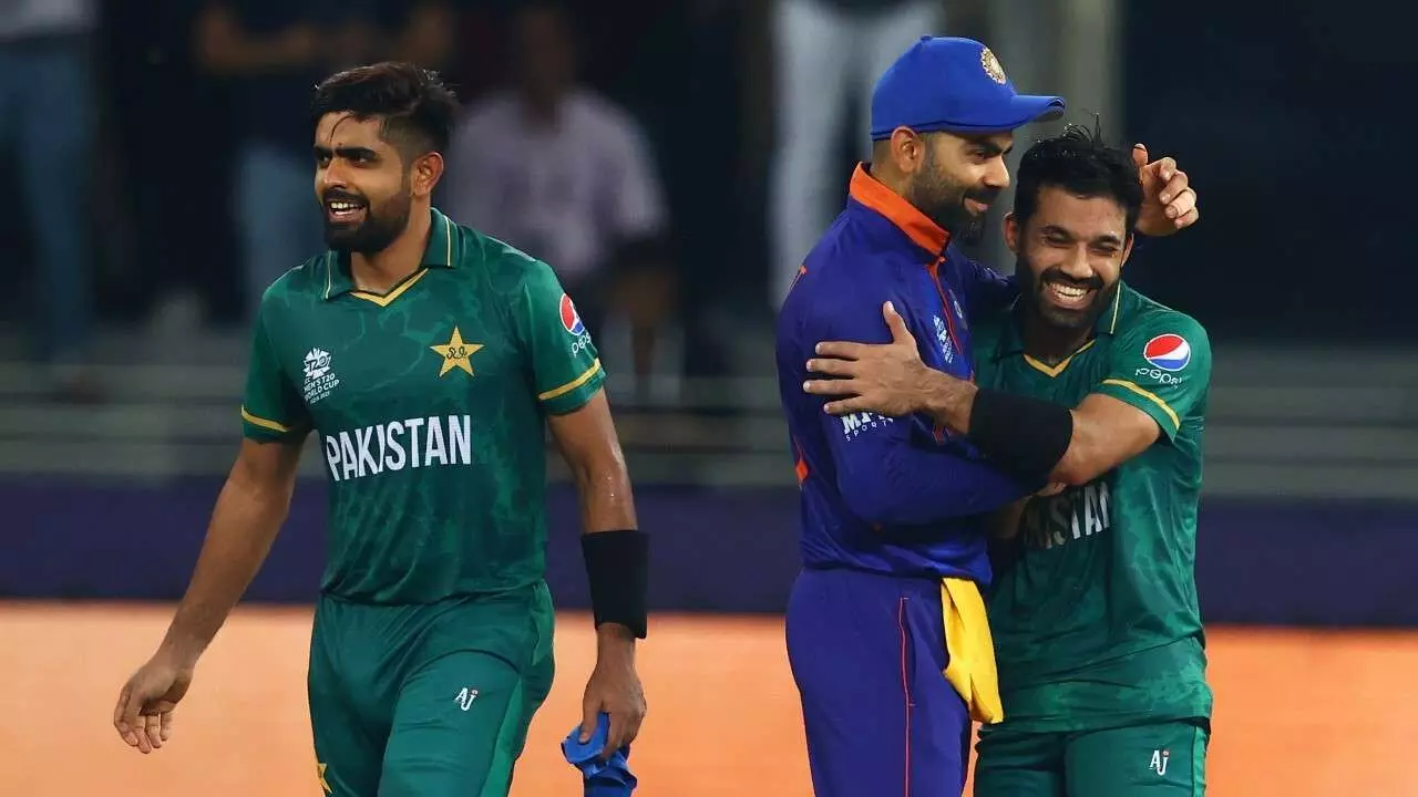 Former Indian cricket captain Virat Kohli with Pakistans Mohammad Rizwan at the 2021 T20 World Cup (ICC)