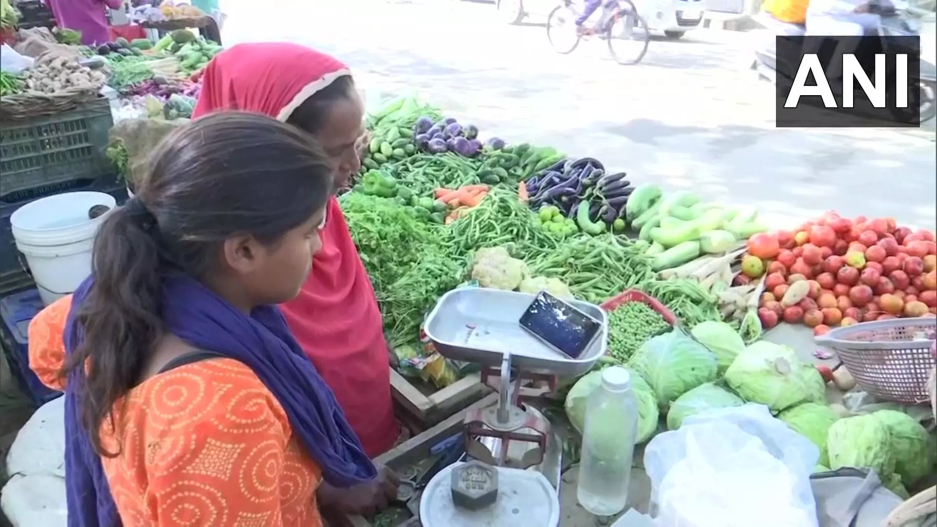 Mumtazs mother Qaiser Jahan at her vegetable cart in Lucknow (ANI)