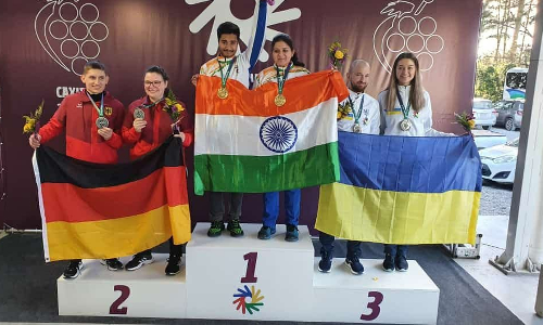 Shooters Dhanush Srikanth & Priyesha Deshmukh at the top of the podium (Source: Sport Arena/Twitter)
