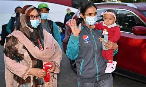 Bismah Maroof daughter Fatima and mother