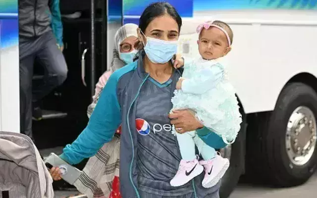 Bismah Maroof with her daughter