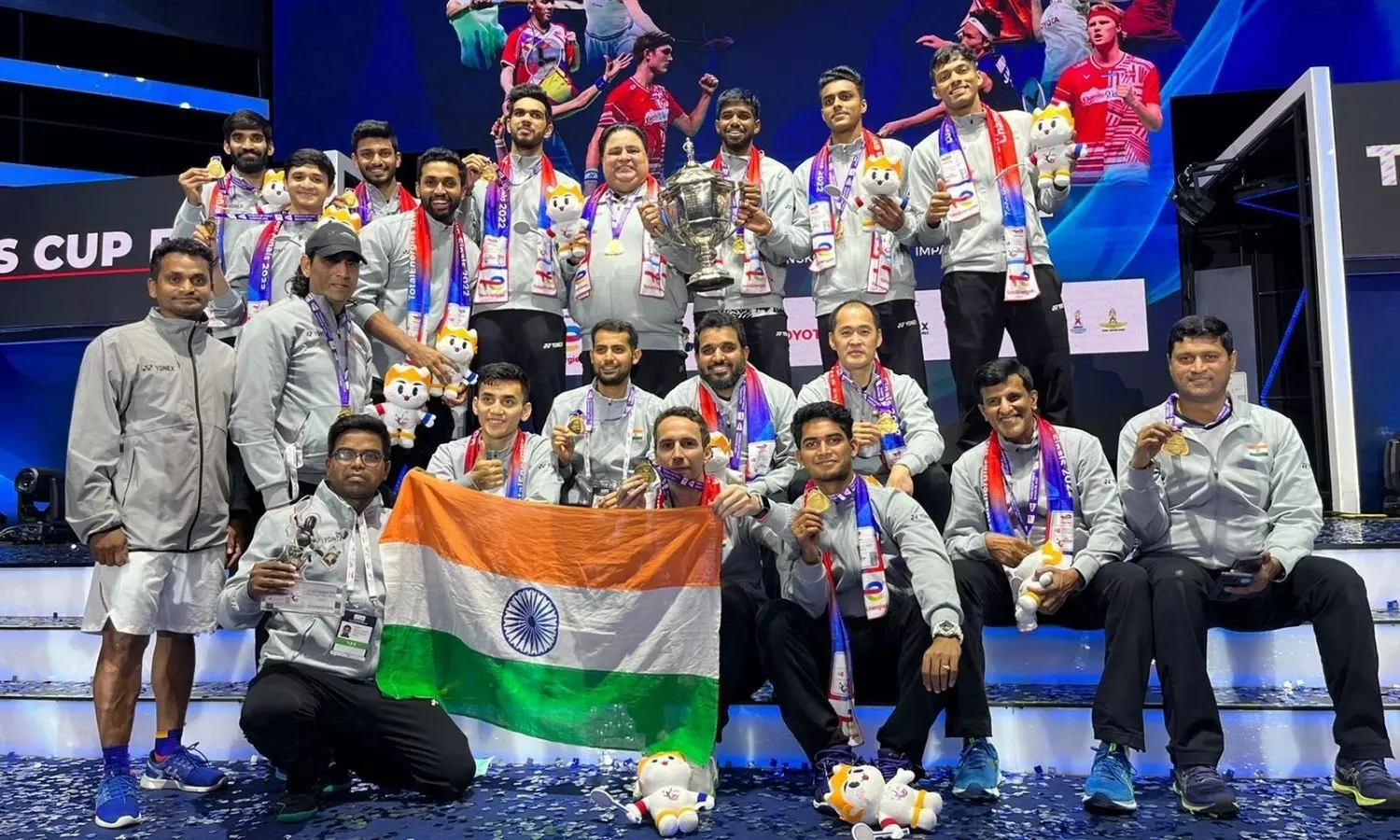 The jubilant Indian mens team with the coaches and staff at the Thomas Cup 2022 (Source: Twitter/SAI_Media)