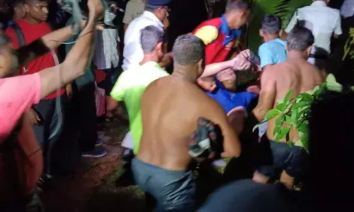 Rescue operation being conducted at the Rabindra Sarovar lake in Kolkata after rowing boat overturns (Source: Rajesh Saha/Twitter)