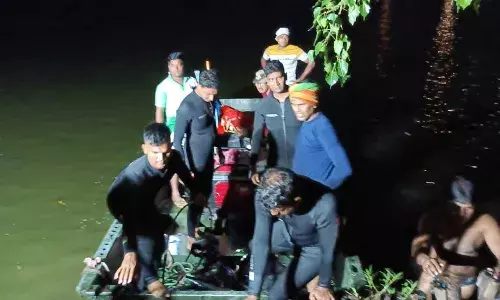 Rescuers try to find the bodies of the two rowers who drowned at the Rabindra Sarobar Lake in Kolkata (Source: Rajesh Saha) Rescuers try to find the bodies of the two rowers who drowned at the Rabindra Sarobar Lake in Kolkata (Source: Rajesh Saha)