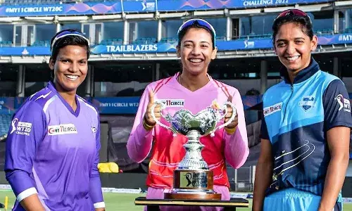 Deepti Sharmas (left) Velocity take on Harmanpreet Kaurs (right) Supernovas in Womens T20 Challenge (Source: Womens T20 Challenge)