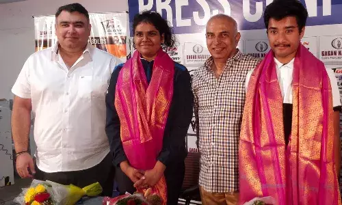 Gagan Narang, shooter R. Surabhi Bharadwaj, Gagans first coach Niranjan Reddy and shooter Dhanush Srikanth at the felicitation function in Hyderabad (Source: Sportstar)