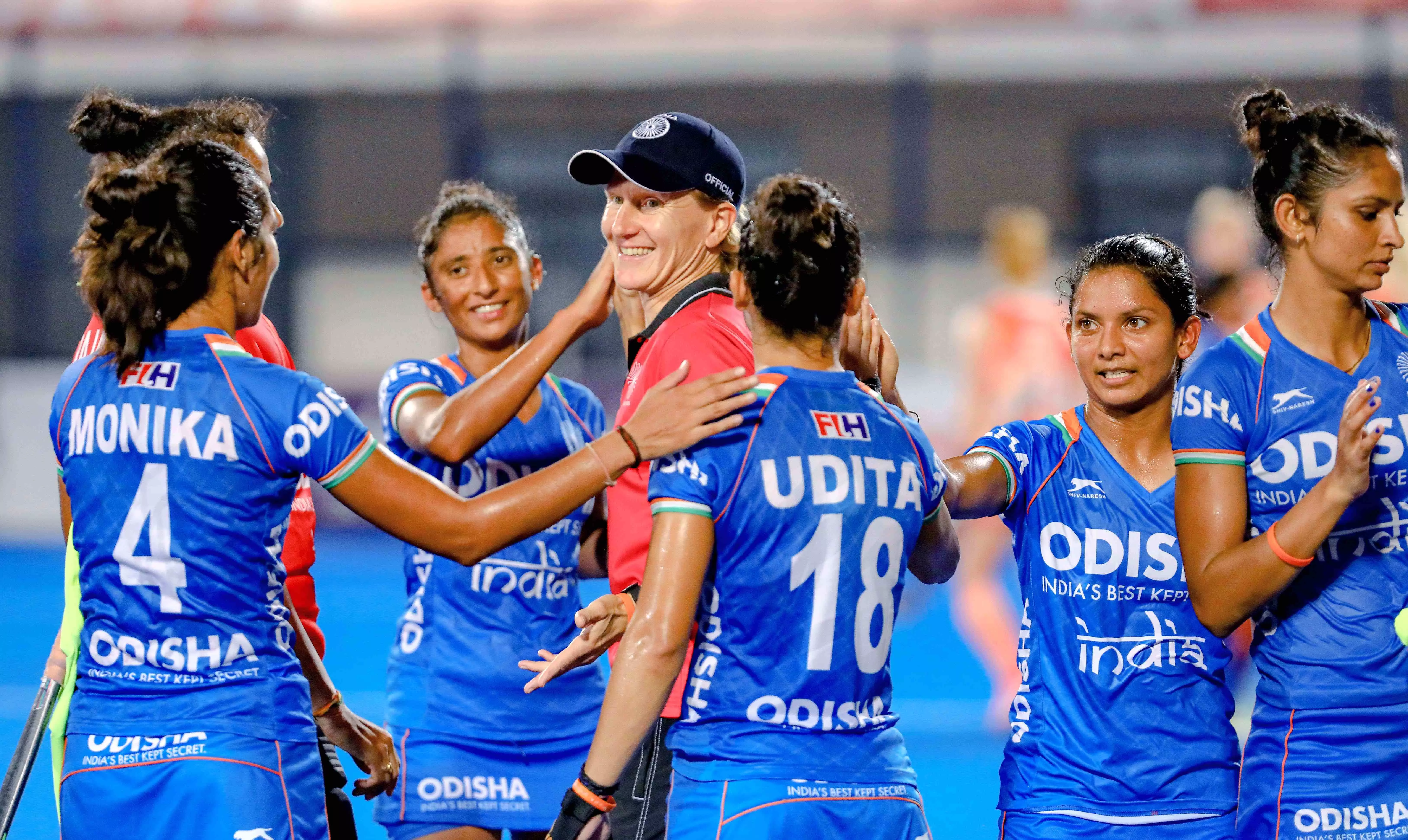 Janneke Schopman with Indian womens hockey team players Janneke Schopman with Indian womens hockey team players