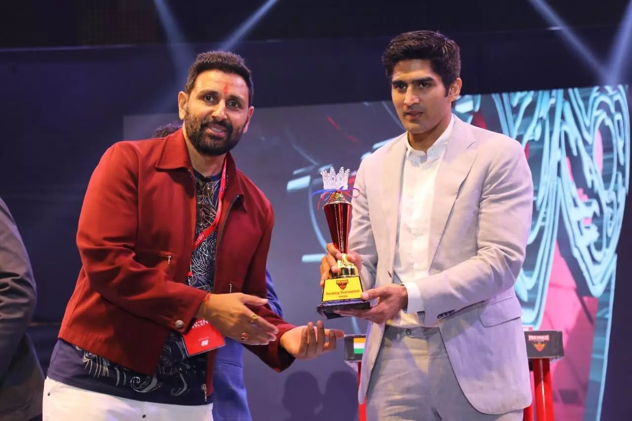 Pravin Dabas with Olympic medallist Vijender Singh at a Pro Panja League event.