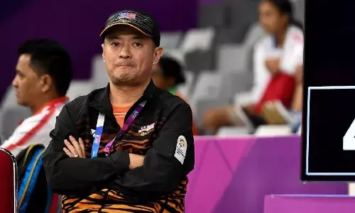 WATCH: Malaysia badminton coach gives his shoes to opponent whose shoes were damaged at Commonwealth Games 2022 WATCH: Malaysia badminton coach gives his shoes to opponent whose shoes were damaged at Commonwealth Games 2022