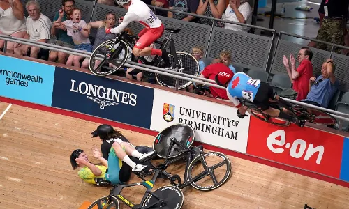 Commonwealth Games 2022: Narrow escape for Indian cyclist Vishavjeet Singh from horrific crash